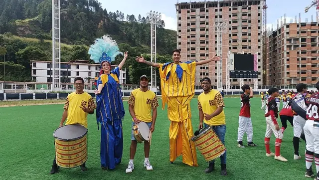 Batucada con zanqueros en un evento al aire libre