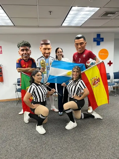 Hora loca con cabezones y árbitras