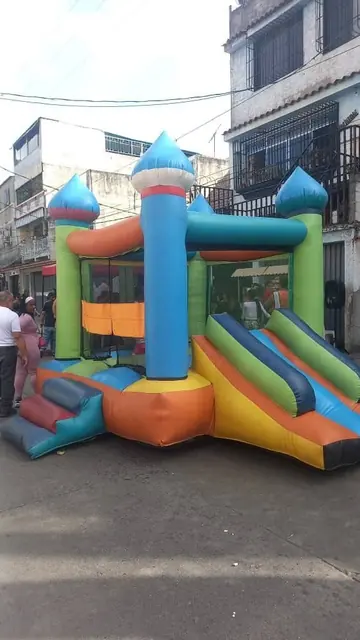 Inflable castillo con tobogán