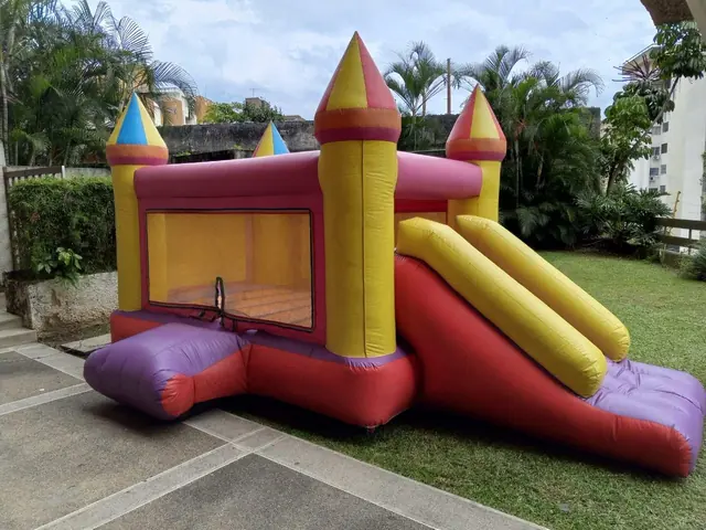 Inflable tipo castillo con tobogán