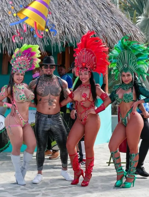 Bailarinas de samba con trajes de plumas