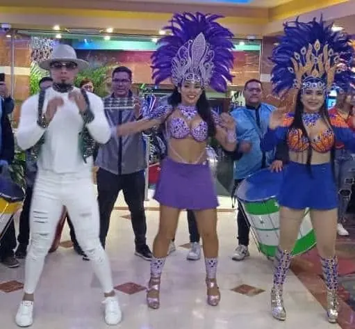 Bailarinas de samba y animador con tambores