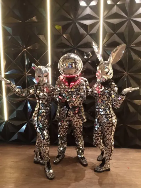 Show de personajes con trajes de espejos