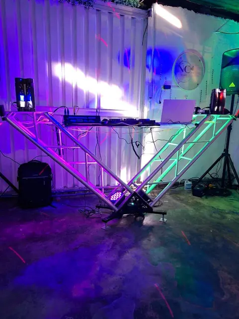 Cabina de DJ iluminada